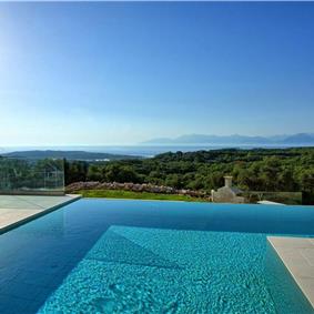 4 bedroom villa with infinity pool and sea view in Perithia, Corfu, sleeps 9